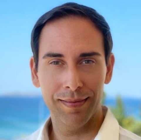 Meet Dennis Koutoudis | Entrepreneur | Best Selling Author | Social Media Specialist and LinkedIn Strategist